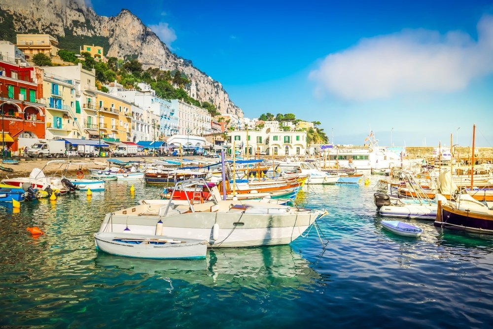 Der Hafen Marina Grande mit Booten und bunten Häusern auf Capri