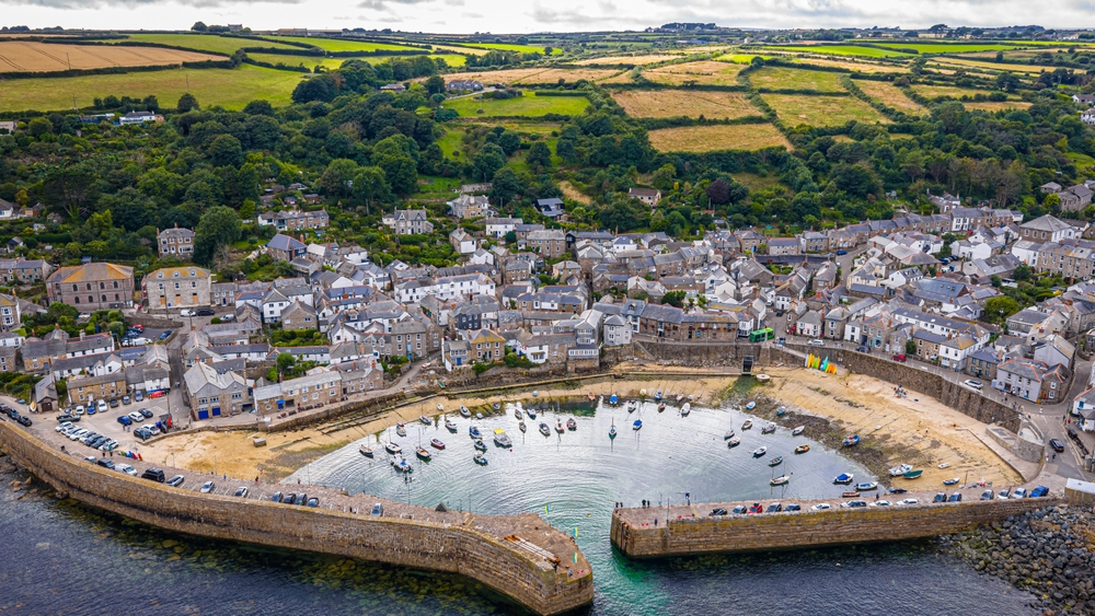 Der Hafen von Mousehole in Cornwall aus der Luft