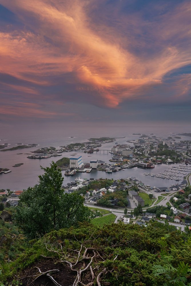 Der Hafen von Svolvær auf den Lofoten mit Brücken und kleinen Inseln