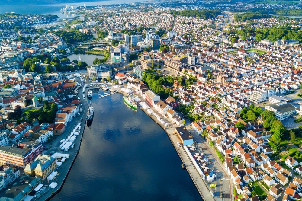 Der Hafen Vågen und die Old Town in Stavanger aus der Luft