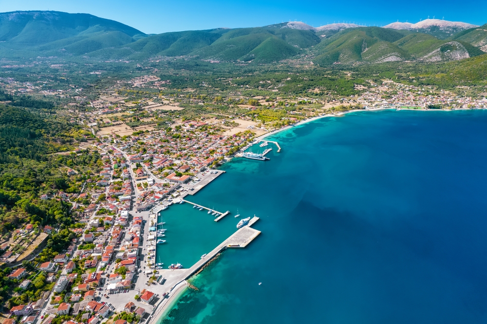 Der Hafenort Sami auf Kefalonia aus der Luft