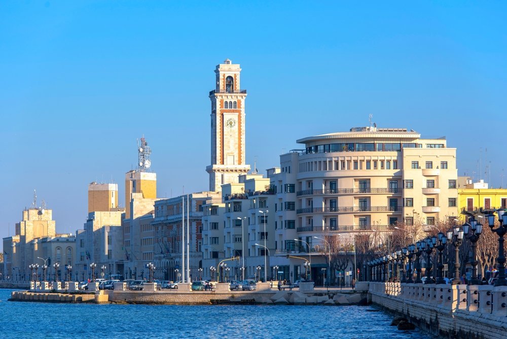 Hafenpromenade Lungomare mit dem Palazzo della Provincia in Bari