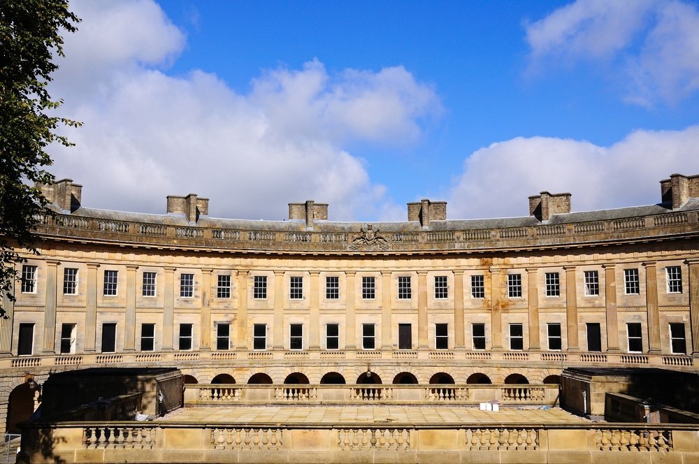 Das halbmondförmige Gebäude The Crescent im Kurort Buxton