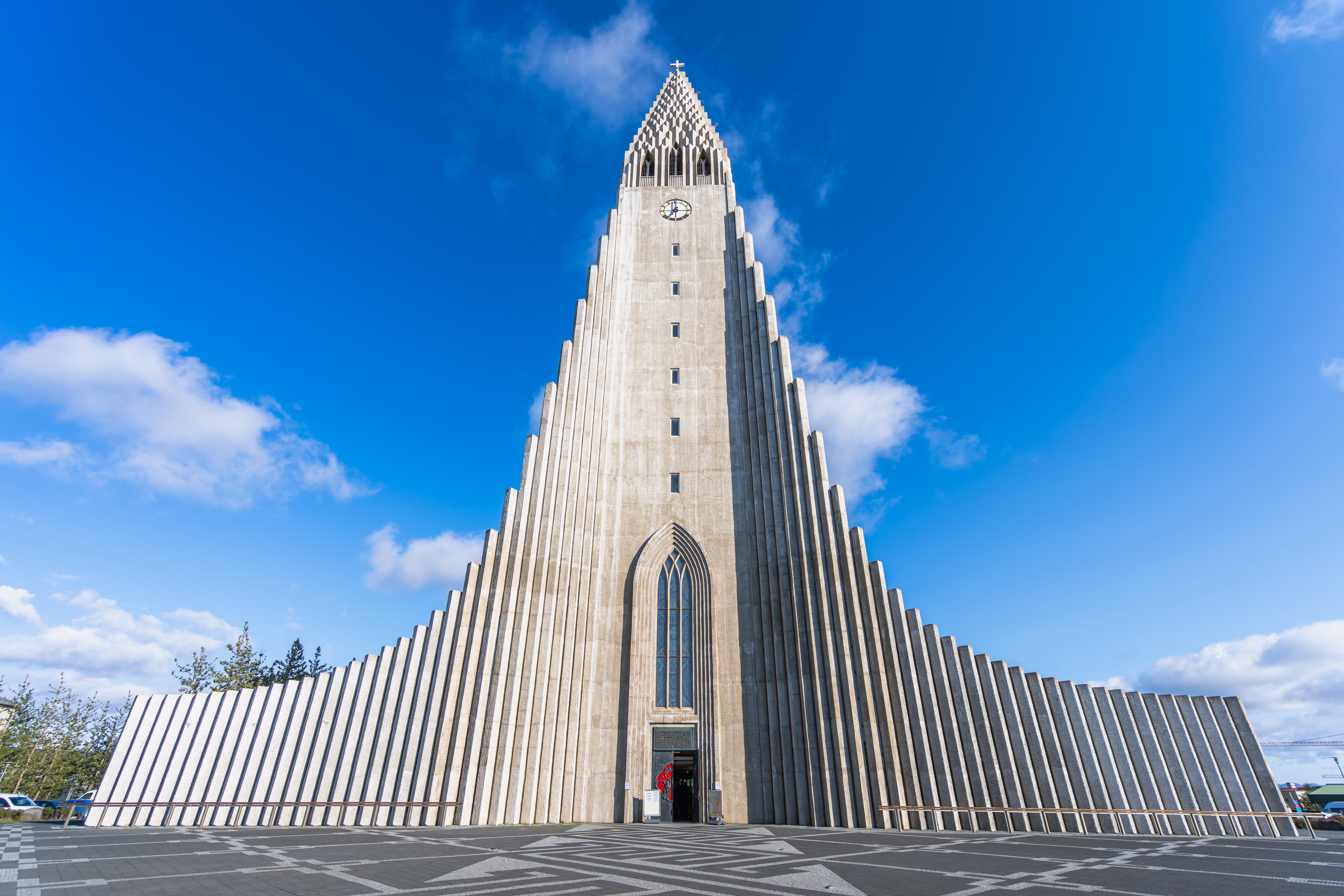 Die Hallgrímskirkja in Reykjavík vor blauem Himmel
