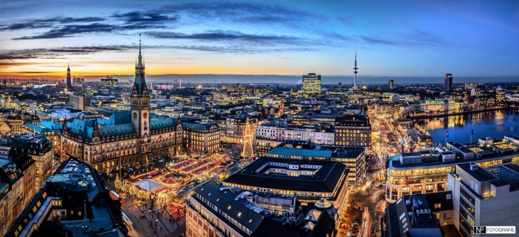 Hamburger Rathaus und Alsterarkaden an der Binnenalster in Hamburg