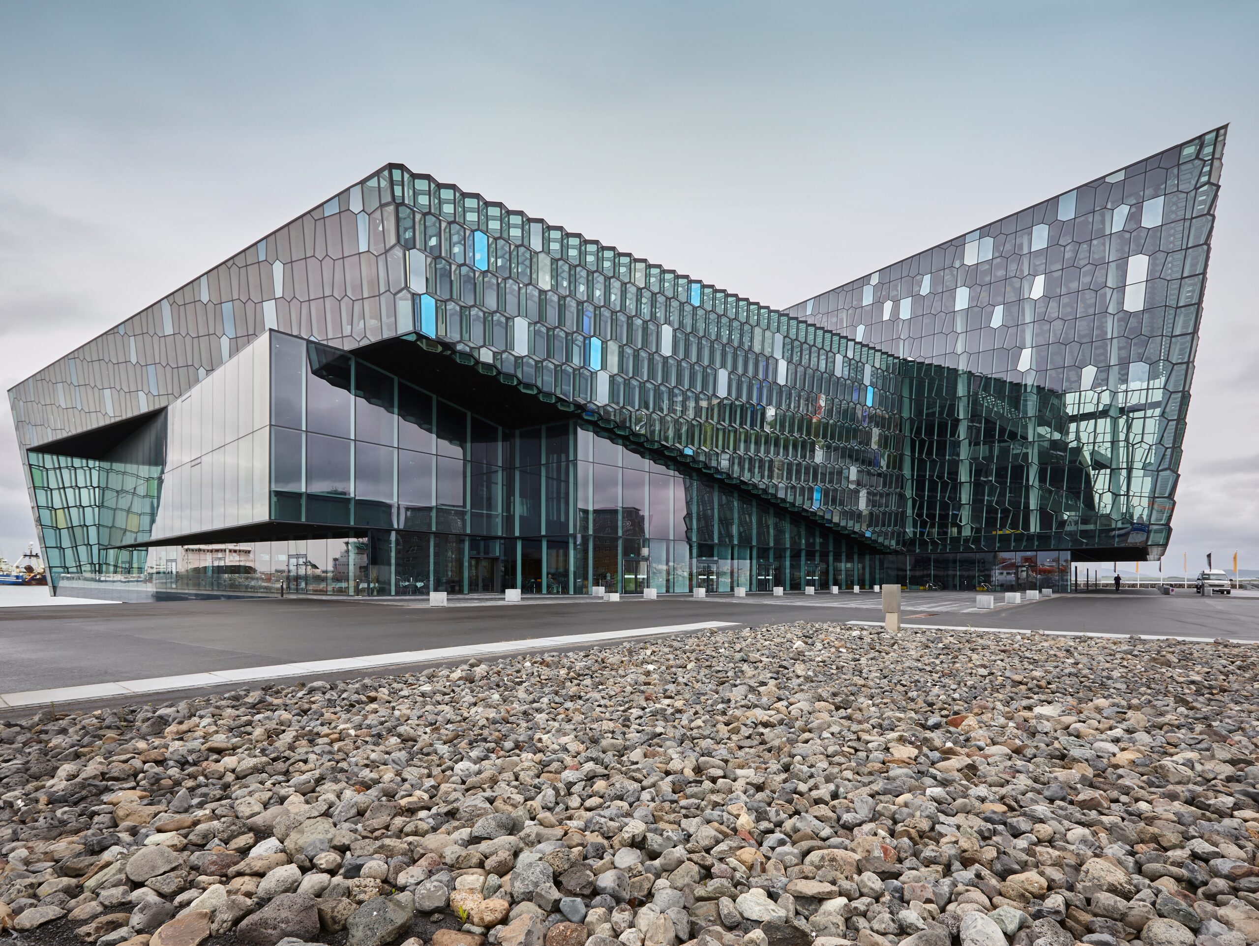 Die Glasfassade der Harpa in Reykjavík