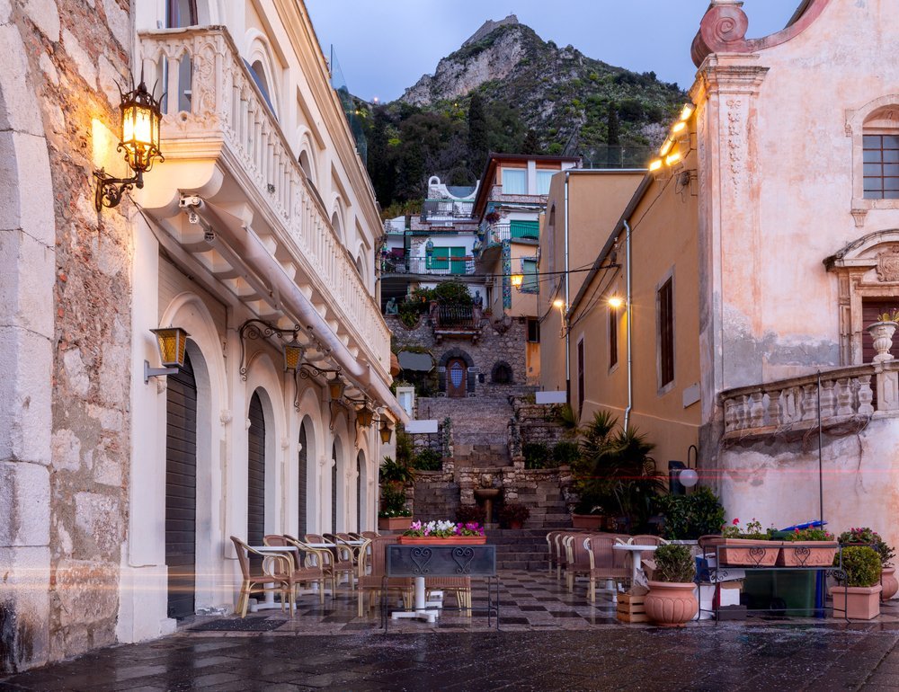 Die Hauptstraße Corso Umberto in Taormina