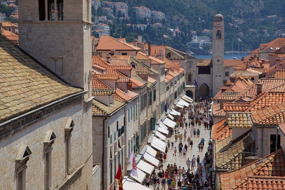 Die Hauptstraße Stradun in Dubrovniks Old Town von der Stadtmauer aus gesehen