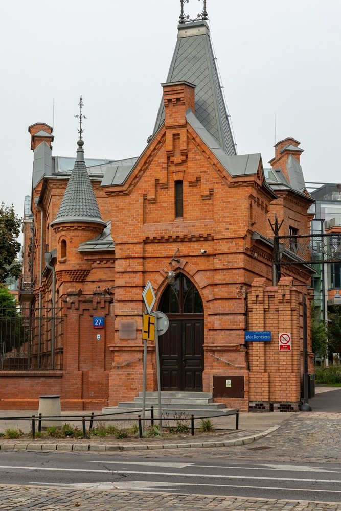 Das Haupttor der alten Wodkafabrik Koneser in Praga in Warschau
