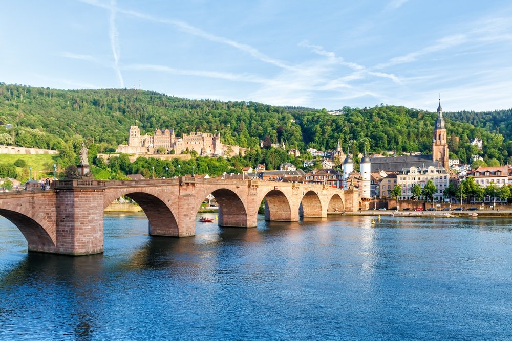 Heidelberger Schloss über der Old Town mit der Alten Brücke über den Neckar
