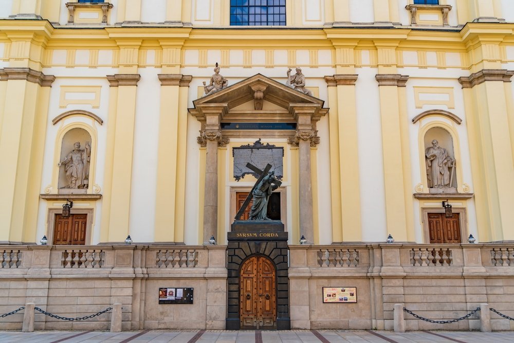 Die Heilig-Kreuz-Kirche an der Krakowskie Przedmieście, in der Chopins Herz eingemauert ist