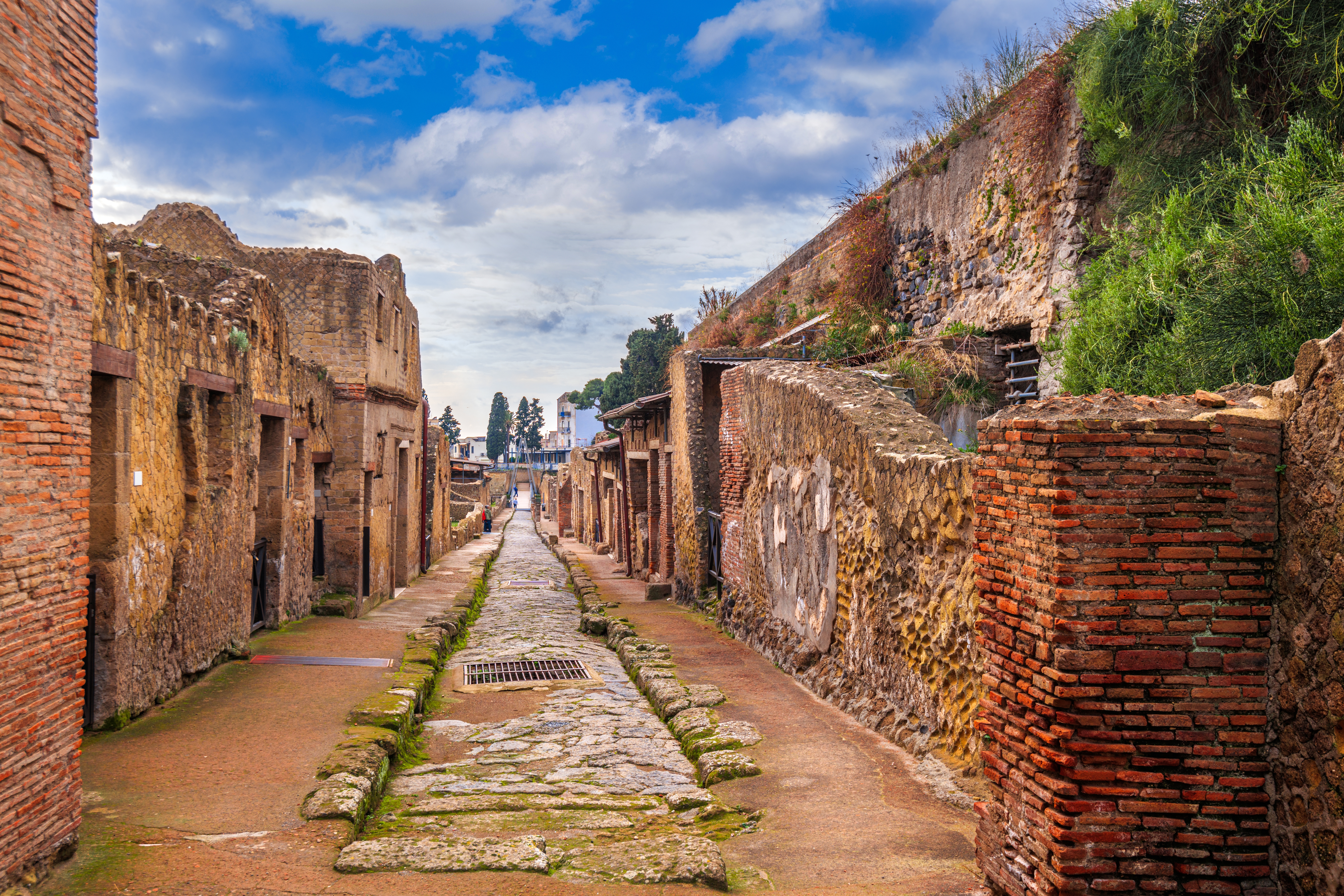 Die Ausgrabungen von Herculaneum mit Ercolano dahinter