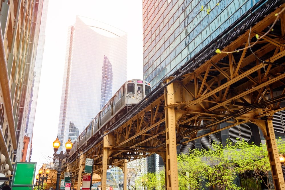 Die Hochbahn fährt durch den Loop in Chicago