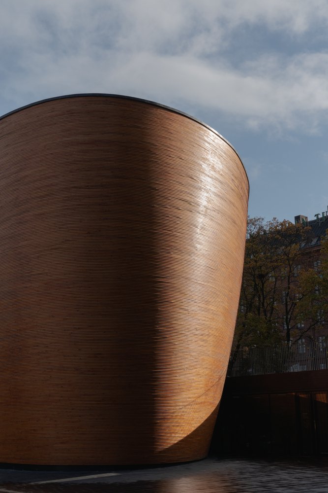Die hölzerne Kamppi-Kapelle am Narinkkatori in Helsinki