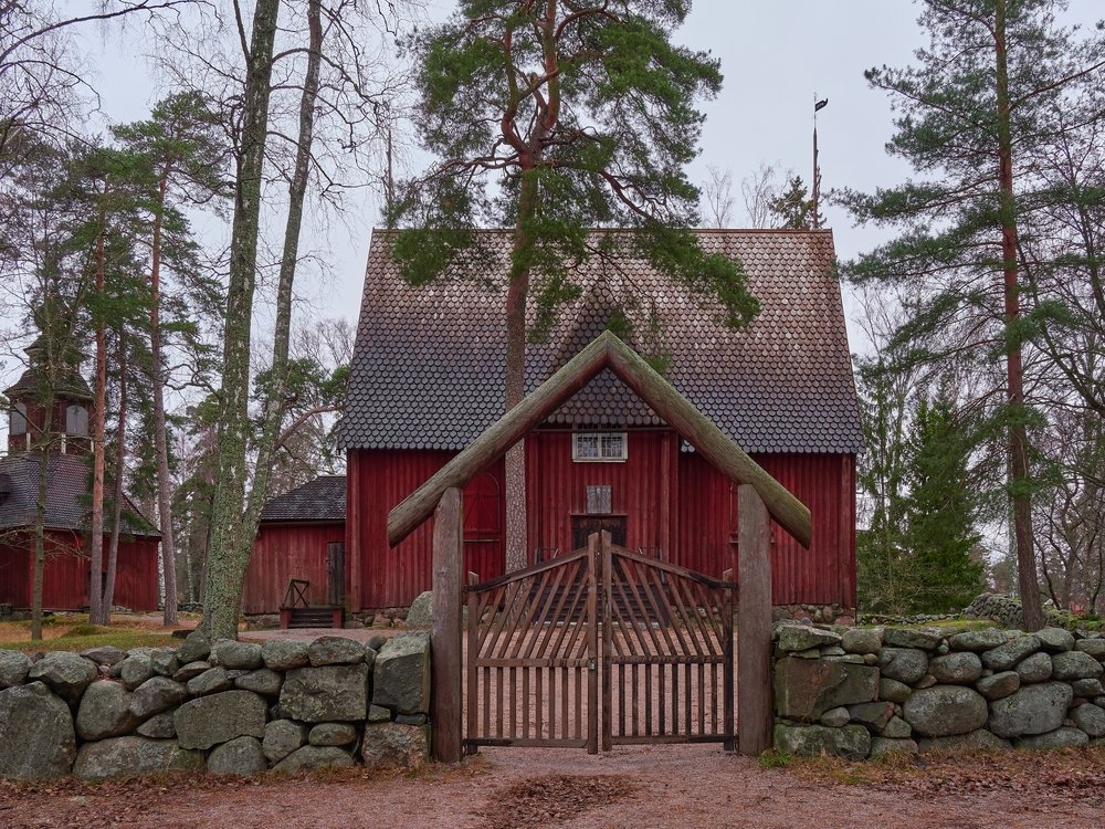 Die hölzerne Karuna-Kirche im Freilichtmuseum Seurasaari in Helsinki