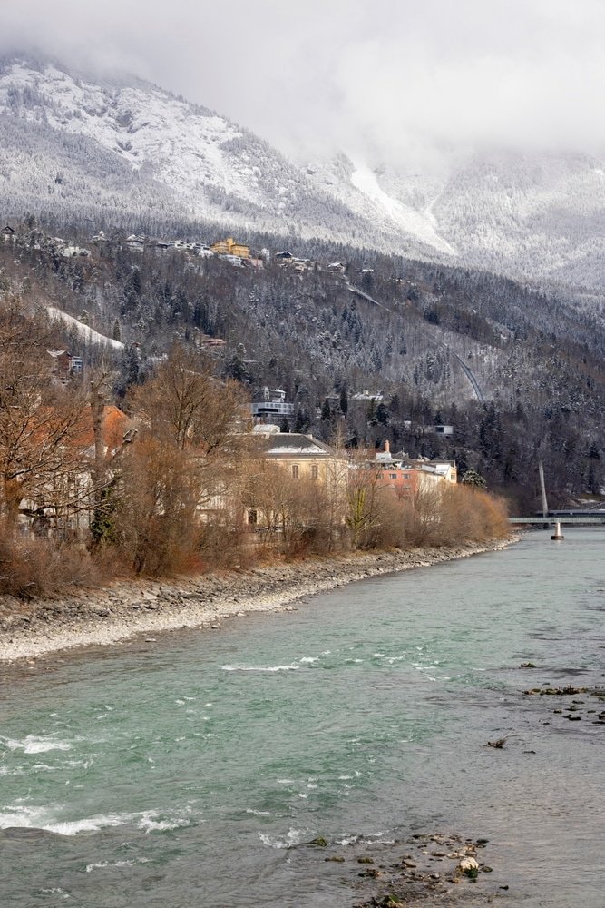 Die Hungerburgbahn überquert den Inn auf dem Weg hinauf zur Hungerburg in Innsbruck
