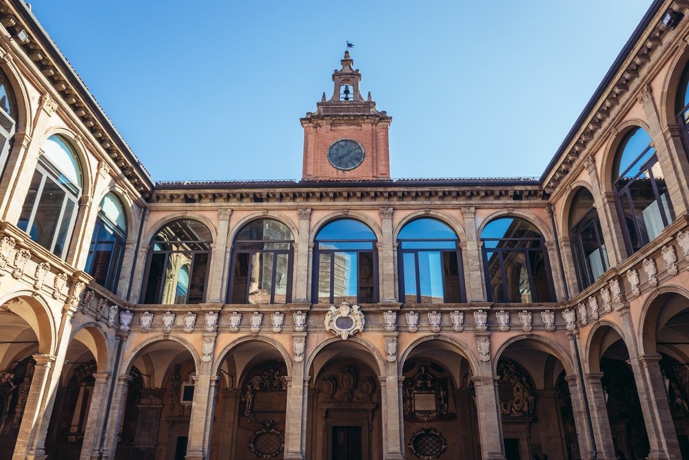Der Innenhof mit Arkaden im Palazzo dell'Archiginnasio in Bologna
