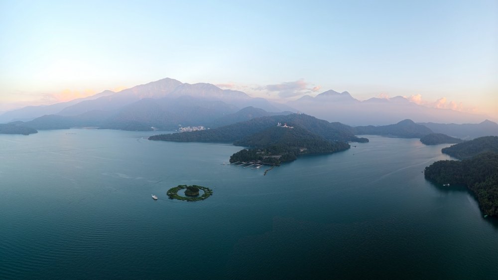 Die Insel Lalu im Sun Moon Lake mit den Bergen rund um den See