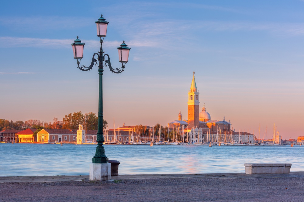 Die Insel San Giorgio Maggiore mit der Kirche, von der Uferpromenade in Venedig aus gesehen