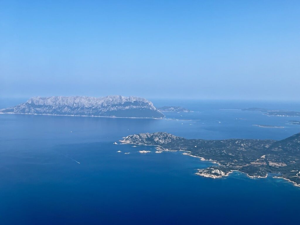 Die Insel Tavolara und die Küste bei San Teodoro auf Sardinien aus der Luft