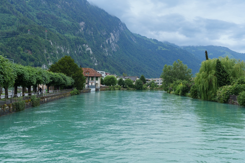 Interlaken West und die Aare in der Schweiz