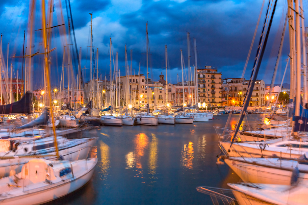 Boote im alten Jachthafen La Cala in Palermo