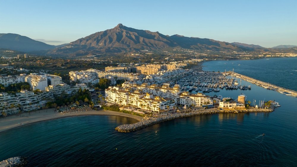 Der Jachthafen Puerto Banús in Marbella aus der Luft mit dem Berg La Concha