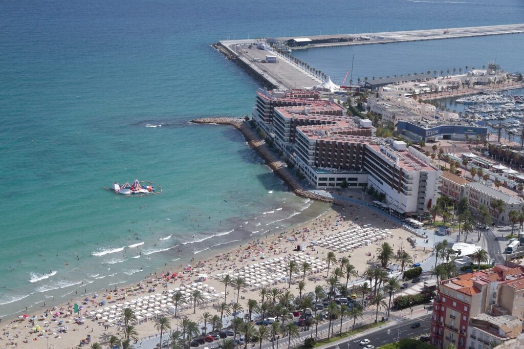 Der Jachthafen und der Strand Postiguet in Alicante