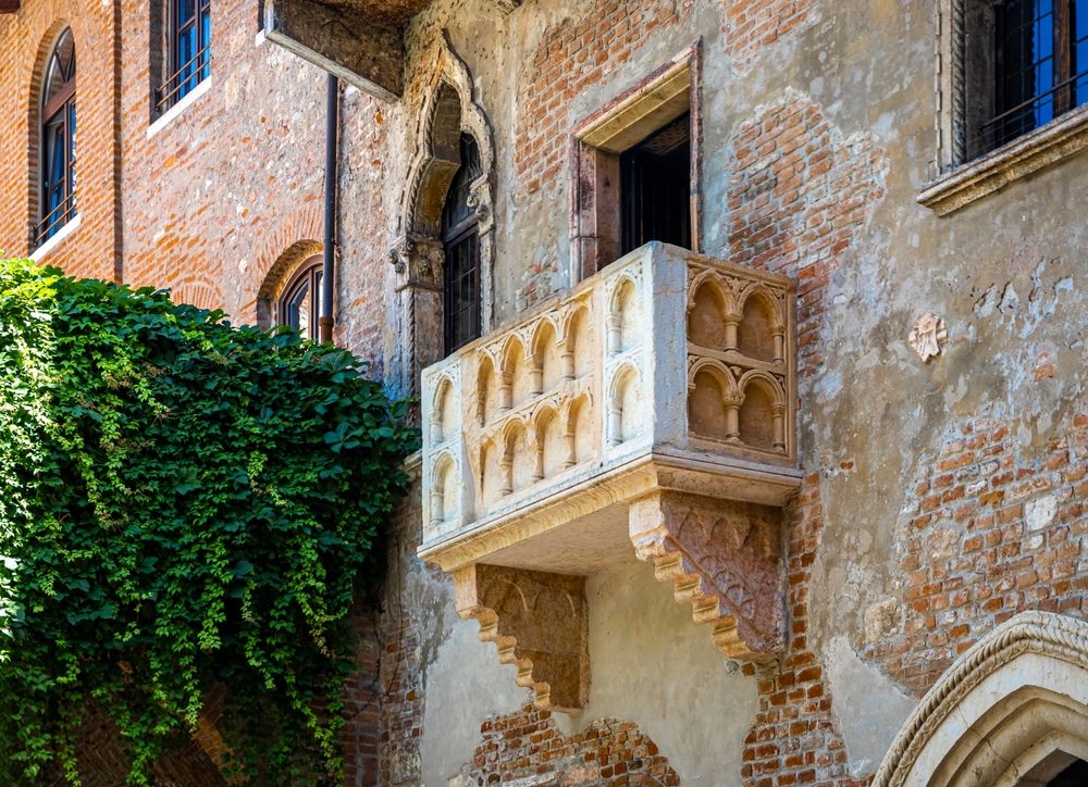 Julias Balkon in Verona mit Steinmauern und Efeu