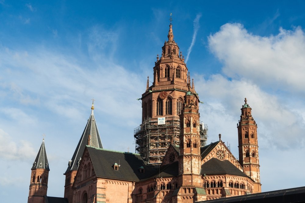 Der Kaiserdom St. Bartholomäus mit seinem gotischen Turm in Frankfurt