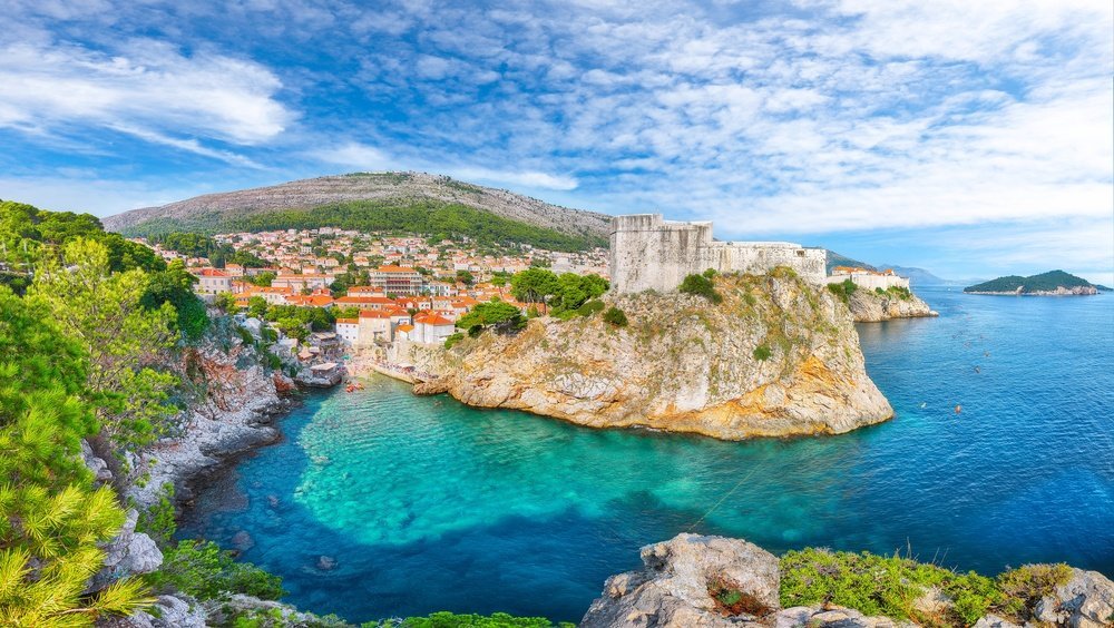 Kajaks auf dem Meer unterhalb der Stadtmauer und der Festung Bokar in Dubrovnik