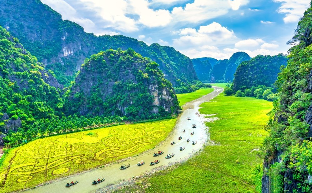 Kalksteinberge und Reisfelder am Fluss Ngo Dong bei Tam Coc in Ninh Binh