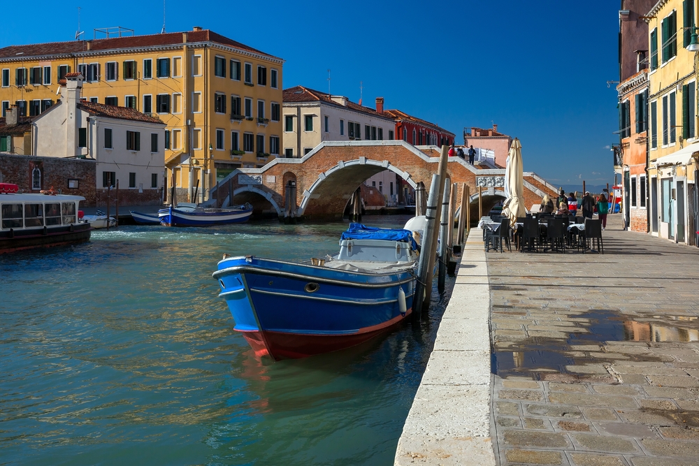 Ein Kanal in Cannaregio in Venedig mit der Brücke Ponte dei Tre Archi