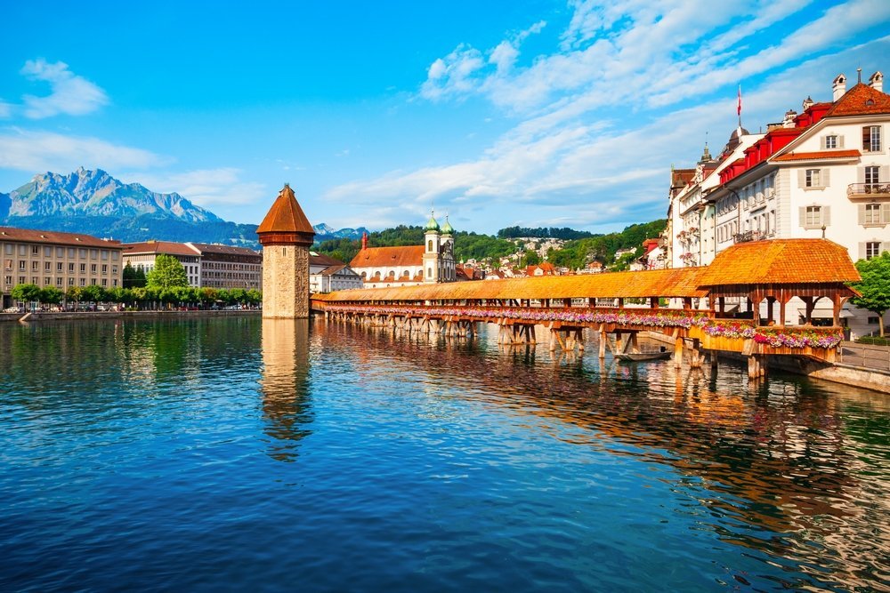Kapellbrücke und Wasserturm über der Reuss in Luzern