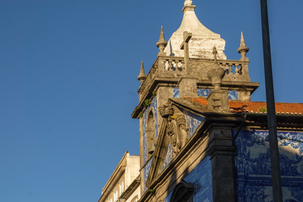 Der Turm und die geflieste Fassade der Capela das Almas an der Rua de Santa Catarina in Porto