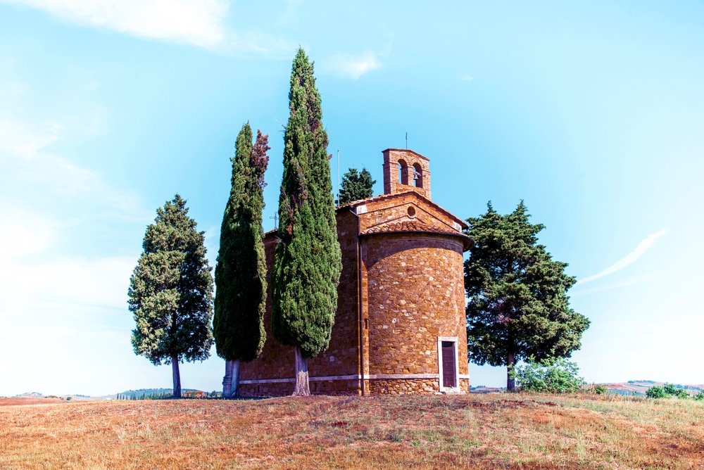 Die Kapelle Madonna di Vitaleta in der sanften Hügellandschaft des Val d'Orcia in der Toskana