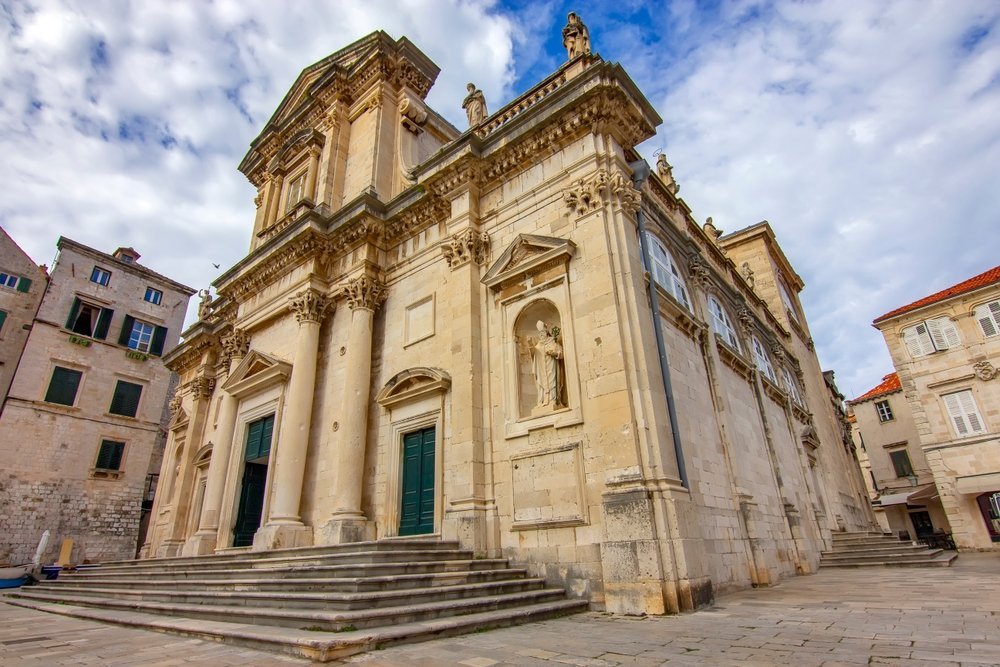Kathedrale von Dubrovnik mit Kuppel und Statuen an der Fassade