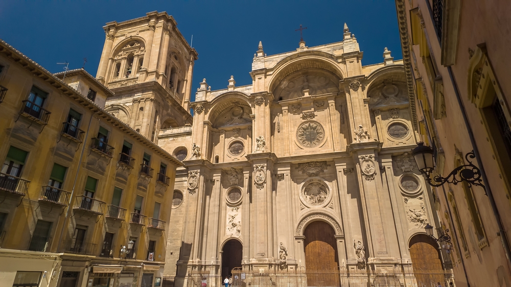 Die schöne Fassade der Kathedrale von Granada im Zentrum der Stadt