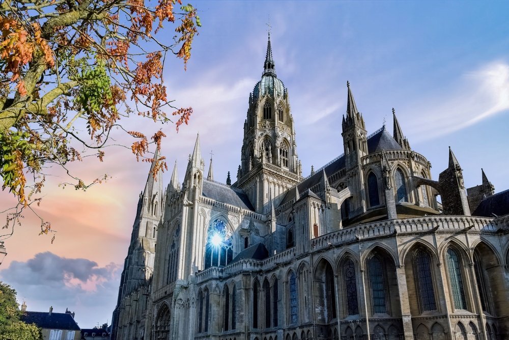 Die Kathedrale Notre-Dame erhebt sich über die Häuser von Bayeux