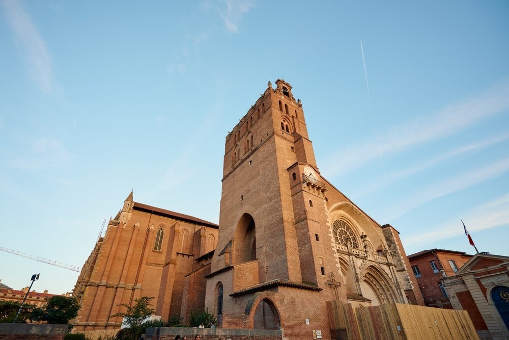 Die Kathedrale Saint-Étienne über den Dächern der Old Town von Toulouse