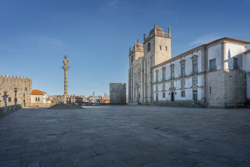 Die Kathedrale Sé do Porto und die Pelourinho-Säule auf dem Platz Terreiro da Sé