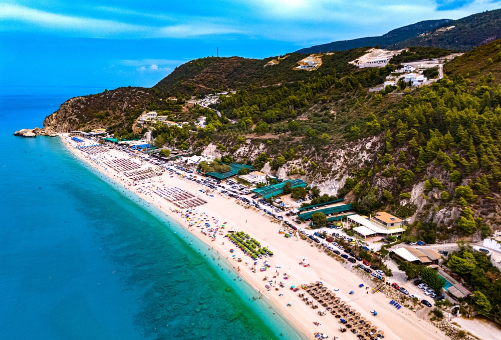 Der Strand Kathisma an der Westküste von Lefkada am Ionischen Meer