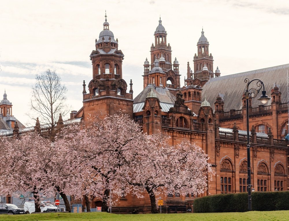 Kelvingrove Art Gallery and Museum aus rotem Sandstein zwischen Kirschbäumen in Glasgow
