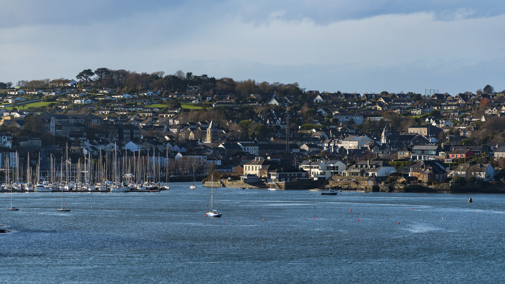 Panorama über den bunten Ort Kinsale im County Cork