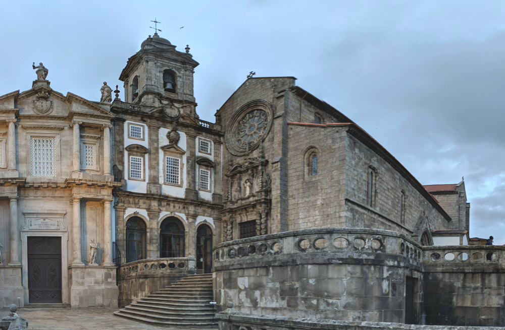 Die gotische Fassade der Kirche Igreja de São Francisco in Porto