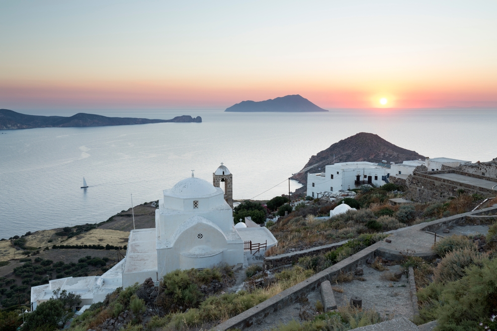 Weiße Kirche und die Bucht vom Kastell in Plaka aus gesehen
