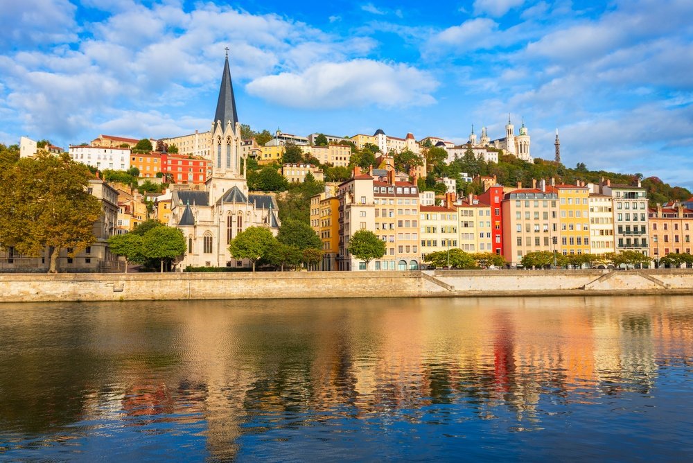 Die Kirche Saint-Georges und der Kai an der Saône in Vieux Lyon