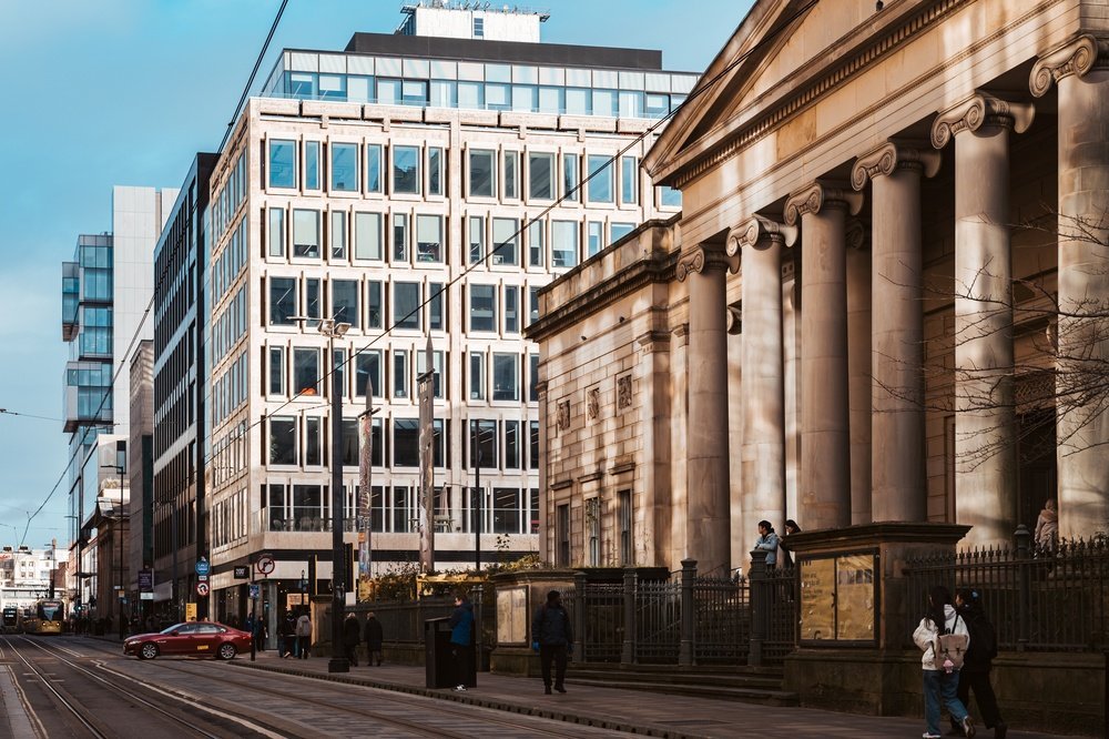 Die klassizistische Fassade der Manchester Art Gallery in der Mosley Street