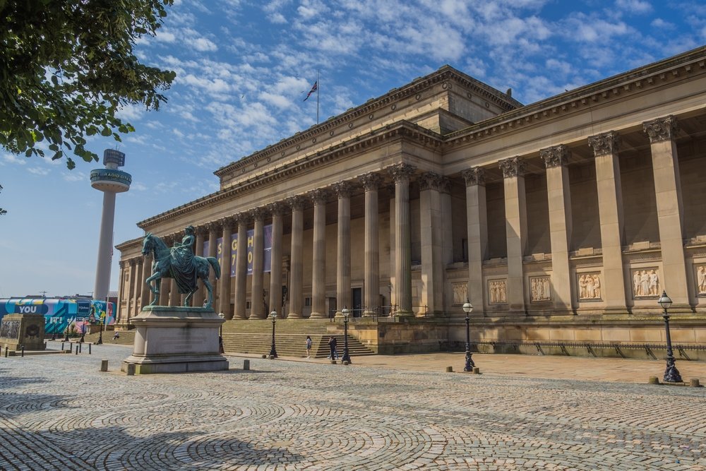Die klassizistische St George's Hall gegenüber der Lime Street in Liverpool