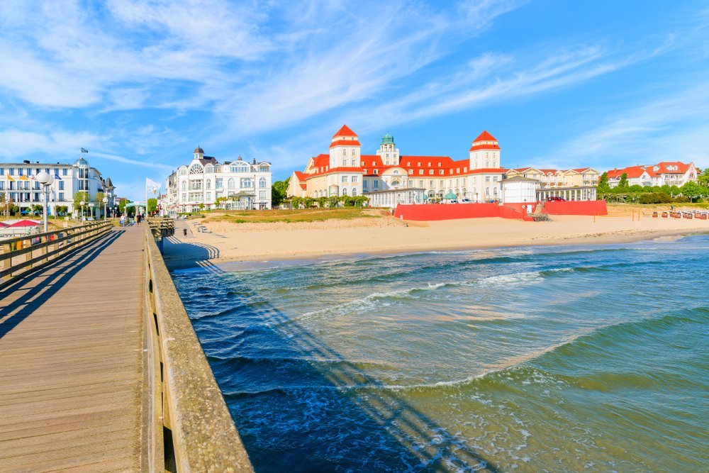 Kurhaus und Sandstrand im Ostseebad Binz auf Rügen